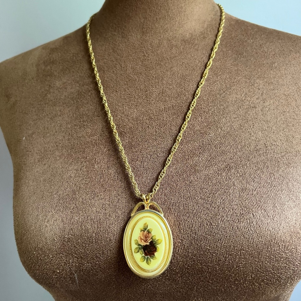 Vtg Gold Tone Yellow Enamel Rose Pendant 24 Inch Necklace Size Large Cottagecore